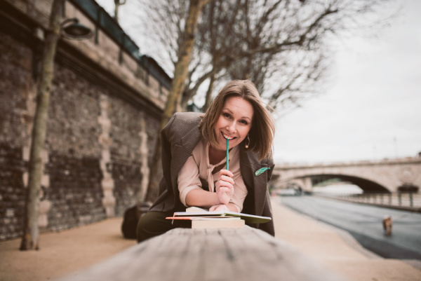 Держись и пиши. Бесстрашная книга о создании текстов